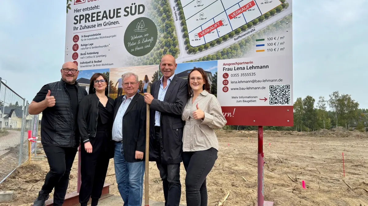 Spatenstich für das neue Wohngebiet "Spreeaue Süd" im Cottbuser Ortsteil Gallinchen. Es ist eines der ersten Projekte, die vom neuen Bauturbo profitieren. Christof Lehmann, Franziska Kaschke, Dietmar Schulz, Bernd Parnitzke und Lena Lehmann (v.l.n.r.) freuen sich auf den Baustart.