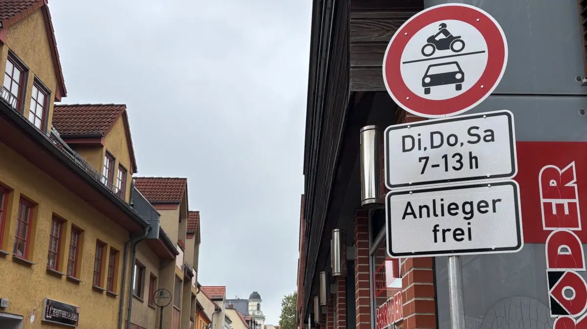 Das kürzlich montierte Schild „Anlieger frei“ sorgt bei manchen Senftenbergern für Frust. Der Verkehr, so sagen sie, lasse sich dadurch nicht reduzieren.