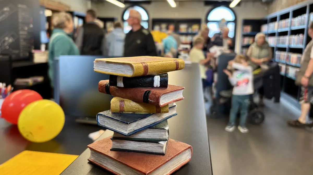 Die neuen Räume der Bibliothek im Bürgerbahnhof Weißwasser werden am Tag der Eröffnung regelrecht gestürmt. Die Weißwasseraner sind neugierig und wollen sich die neuen Räume ansehen.