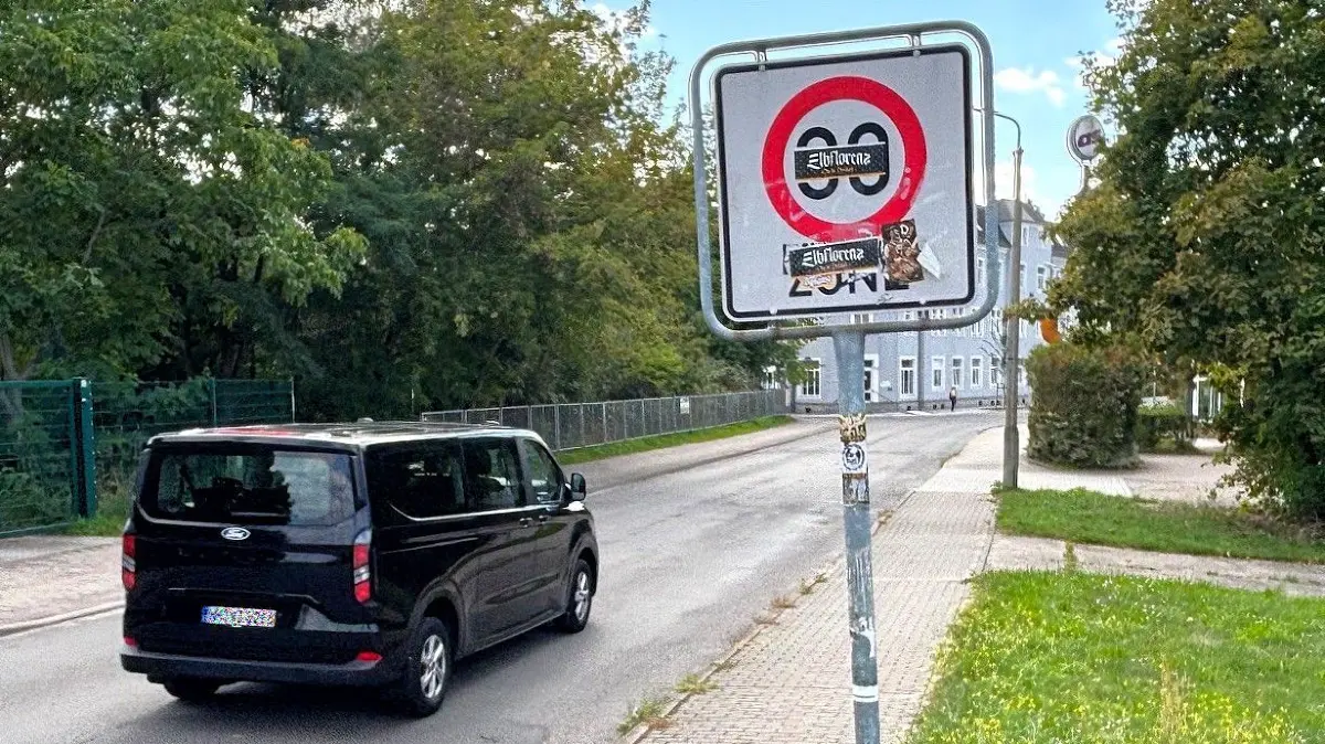Durch Aufkleber ist dieses Verkehrszeichen in Elsterwerda-West, unweit der Unterführung, unkenntlich gemacht worden. Ein geblitzter Autofahrer hatte die 30er-Zone nicht erkannt.