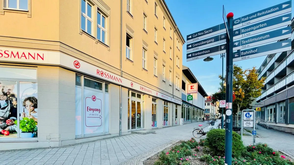Die Rossmann-Filiale im Zentrum von Forst (Lausitz) ist die einzige Drogerie der Stadt und hat deshalb auch eine große Stammkundschaft, die sich nun allerdings einschränken muss.