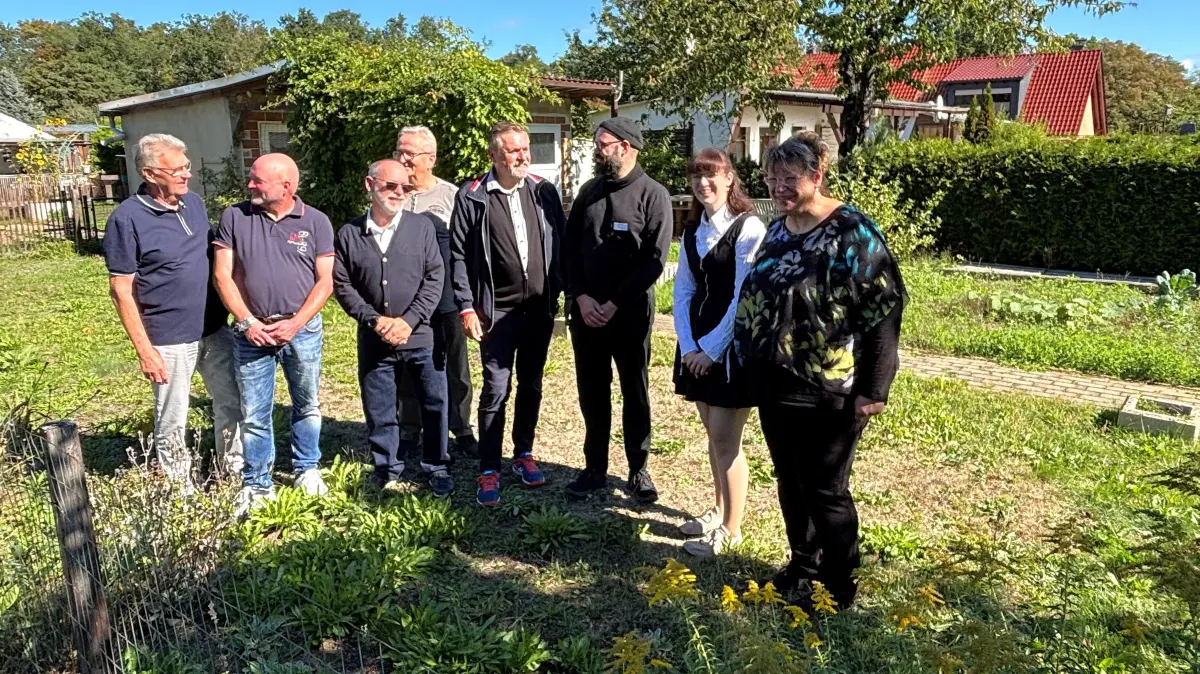 Fünf Jahre Verband der Gartenfreunde Südbrandenburg. Claudia Schlegel (r., 1. Vorsitzende) und Geschäftsführerin Sophie Bartel (2. v. r.) begrüßten dazu unter anderem Vertreter von Landkreisen sowie aus den Kreisverbänden Potsdam, Spremberg, Spree-Neiße und Königswusterhausen. Hier stehen sie in einer leeren Parzelle in der Sparte am Wasserturm in Elsterwerda, die zum Schul- und Lehrgarten umgestaltet werden soll.