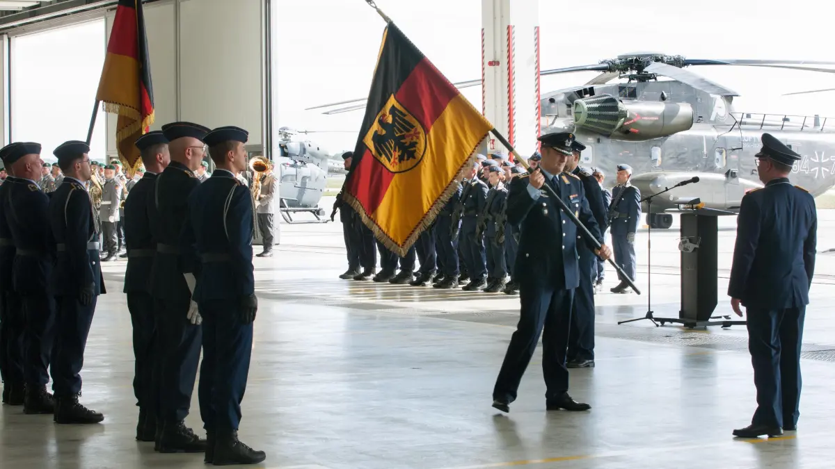 Neuaufstellung des Hubschraubergeschwaders 64 im Fliegerhorst Holzdorf: Mit der Übergabe ihrer Truppenfahnen und einem festen Händedruck übertrug Kommodore Oberst Sascha Bleibohm das Kommando der fliegenden Gruppe an Oberstleutnant Michael Hackert (r.) und das der technischen Gruppe an Oberstleutnant Stefan Korthals.