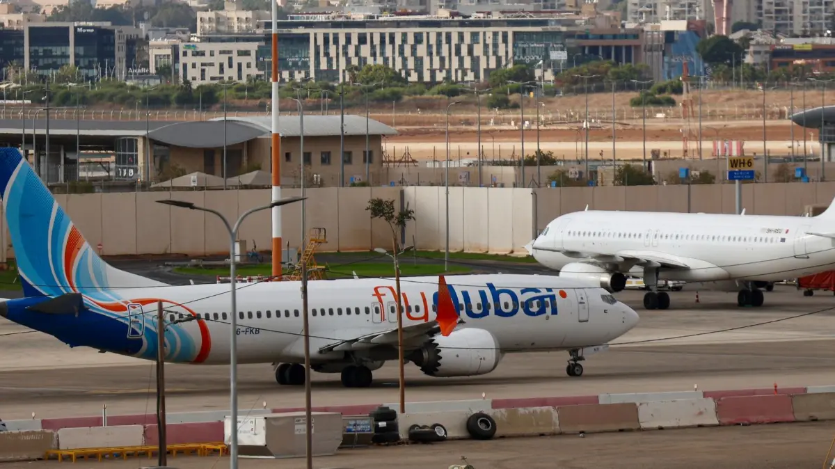 Flugvorfall im Nahen Osten: Ein Flugzeug der Fluggesellschaft Flydubai steht auf dem Vorfeld des internationalen Flughafens Ben Gurion. (zu dpa: «Medien: Flydubai-Copilot galt zuvor als Sicherheitsrisiko»)