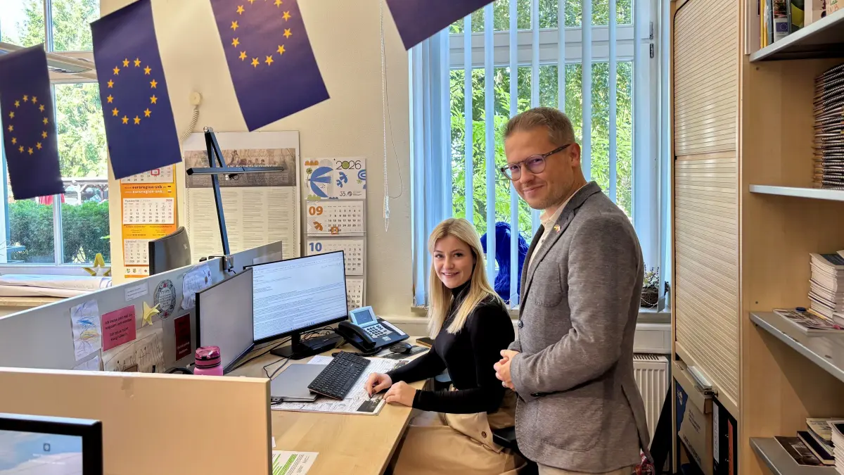 Seit Juni 2025 können sich deutsche und polnische Bürger mit allen administrativen Fragen rund um das Leben an der Grenze an den Grenzinfopunkt in Guben wenden.Carsten Jacob ist der Geschäftsführer des Vereins Euroregion Spree-Neiße-Bober e. V. Joanna Czasnojć ist Projektmitarbeiterin.