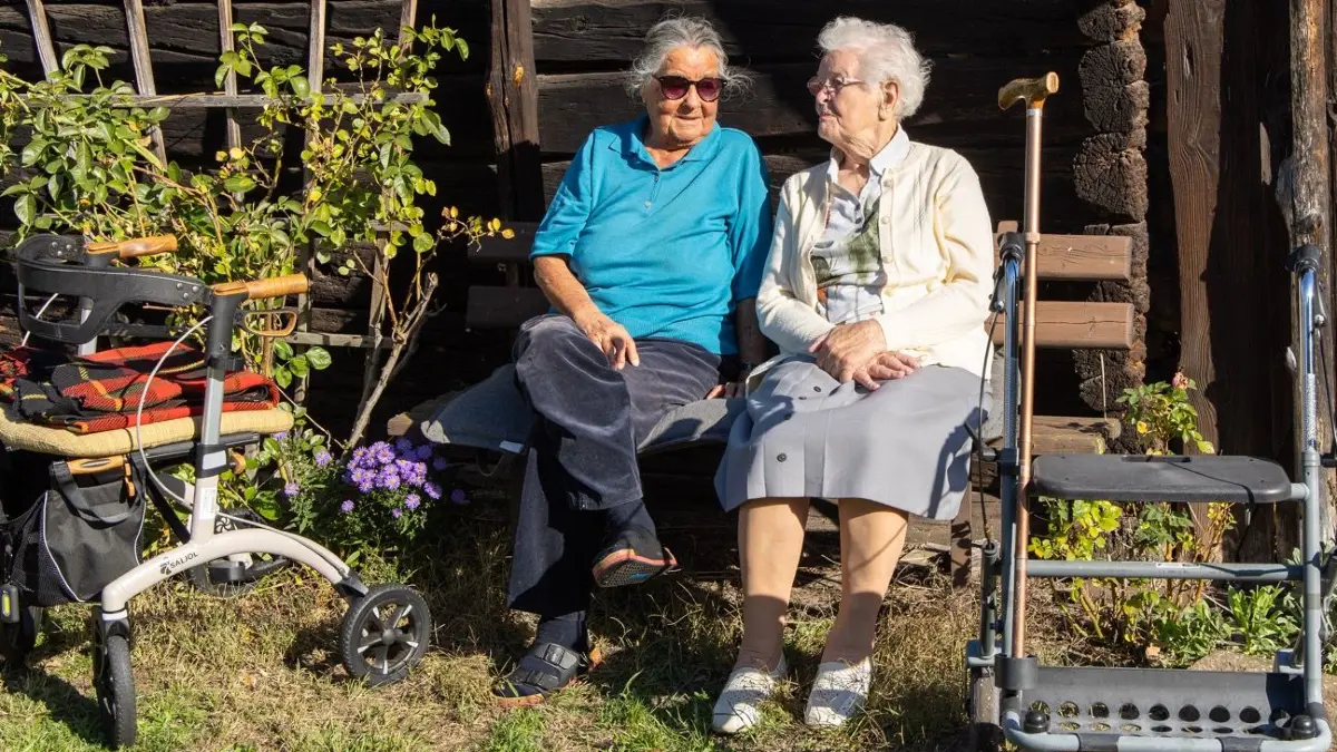 Christa Lamster (li.) vor ihrem Haus in Kaupen im Gespräch mit Freundin Gerda Zierold.