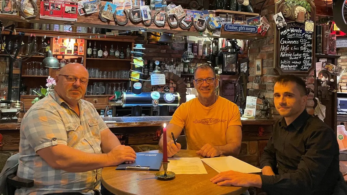 Der Pachtvertrag für die "Alte Schmiede" in Bad Liebenwerda wird unterschrieben. Besitzer Mario Gellert (Mitte) übergibt die Gaststätte an Henry Kosack (l.) und seinen Geschäftspartner Christian Arlt.