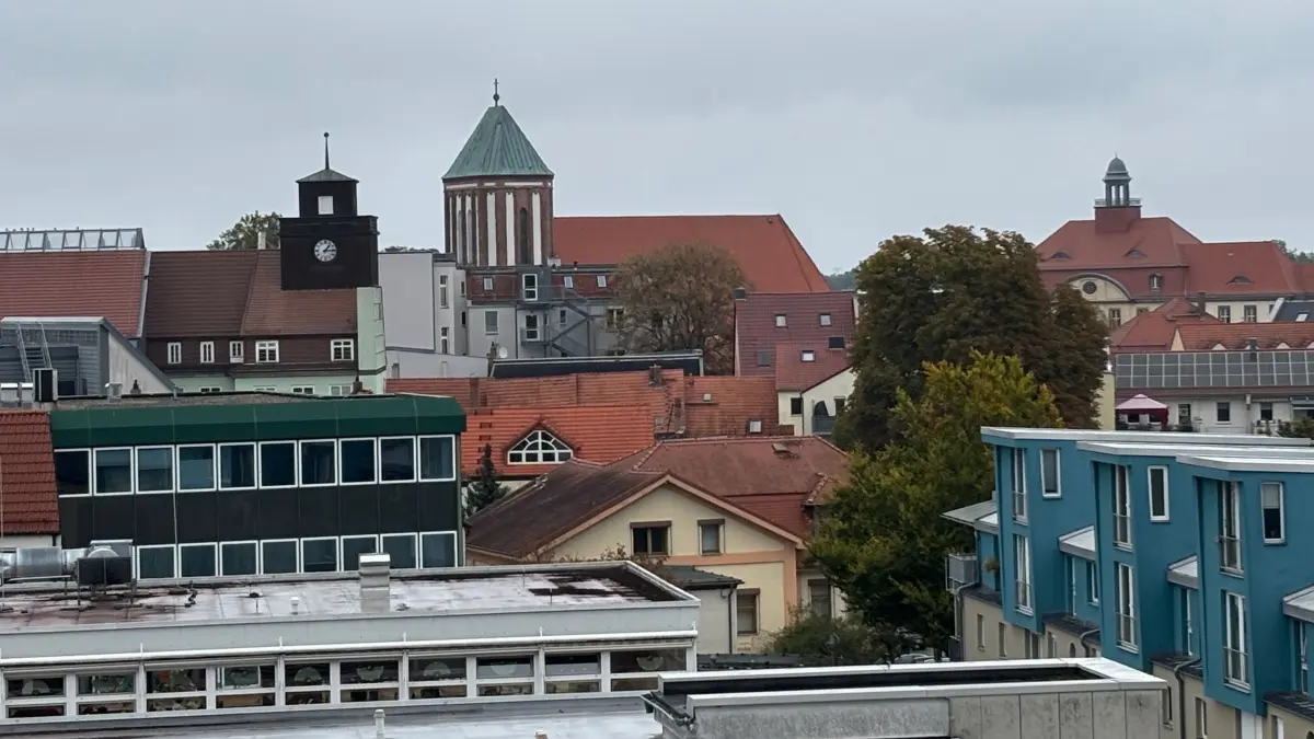 Blick auf die Senftenberger Altstadt gen Norden. Ältestes Gebäude ist die Peter-und-Paul-Kirche. Das Amtsgericht (r.) stammt aus dem Jahr 1911. Als Bausünde gilt hingegen das AOK-Gebäude mit seinem Flachdach.