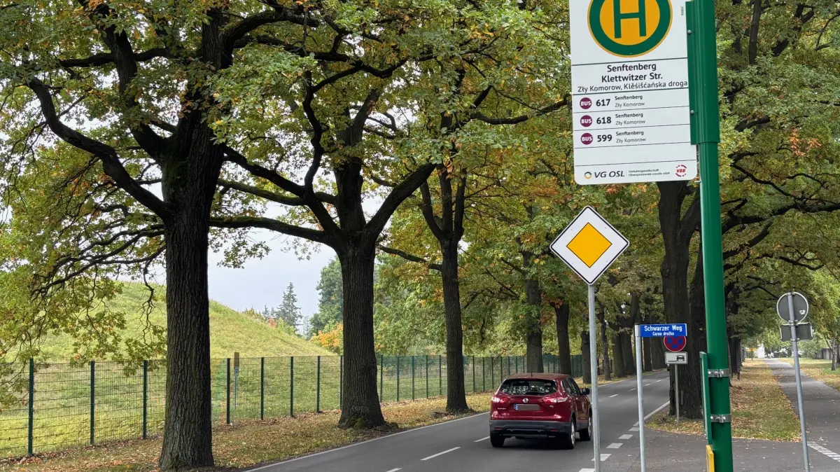 Blick in die Klettwitzer Straße in Senftenberg in Richtung stadteinwärts. Dort soll ein Wanderrastplatz errichtet werden. Dieser wäre auch mit dem Bus erreichbar.