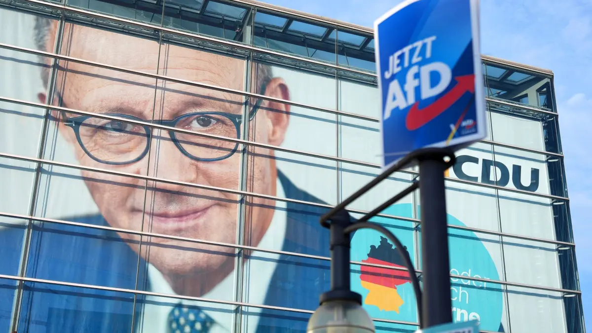 Bundestagswahl 2025: ARCHIV - 24.02.2025, Berlin: Ein Wahlplakat der AfD hängt vor dem Konrad-Adenauer-Haus mit dem Konterfei des CDU-Bundesvorsitzenden Merz. (zu dpa: «AfD: Von der Drei- zur 30-Prozent-Partei») Foto: Michael Kappeler/dpa +++ dpa-Bildfunk +++