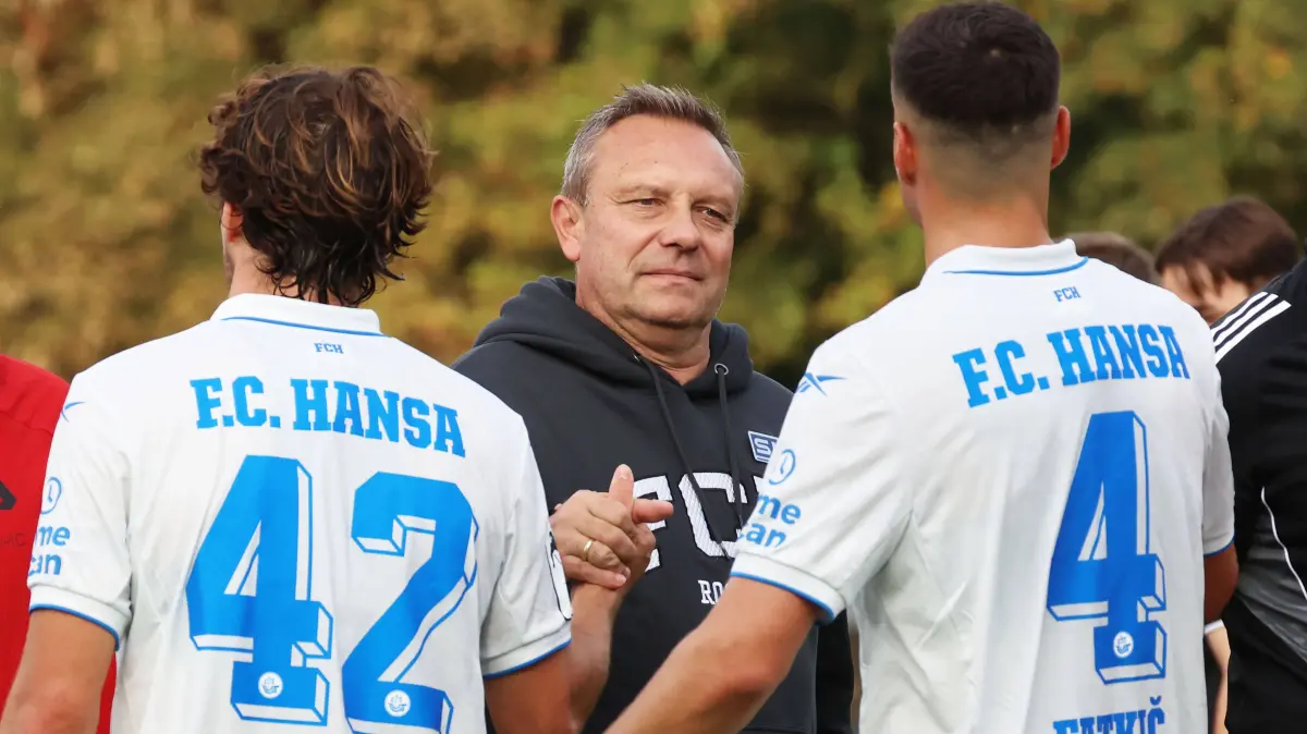SV Gützkow -FC Hansa Rostock: SV Gützkow -FC Hansa Rostock Gützkow 03.10..2026 Fußball, MV Landespokal SV Gützkow -FC Hansa Rostock Trainer Andrà Breitenreiter FC Hansa Rostock zufrieden nach dem 0-11 hier mit Benno Dietze FC Hansa Rostock und Kenan Fatkic FC Hansa Rostock Gützkow Friedrich Ludwig Jahn Stadion Mecklenburg-Vorpommern Deutschland *** SV Gützkow vs. FC Hansa Rostock, Gützkow, October 3, 2026, Soccer, MV State Cup SV Gützkow FC Hansa Rostock Coach André Breitenreiter of FC Hansa Rostock is satisfied after the 011 win here with Benno Dietze of FC Hansa Rostock and Kenan Fatkic of FC Hansa Rostock Gützkow Friedrich Ludwig Jahn Stadium Mecklenburg-Western Pomerania Germany