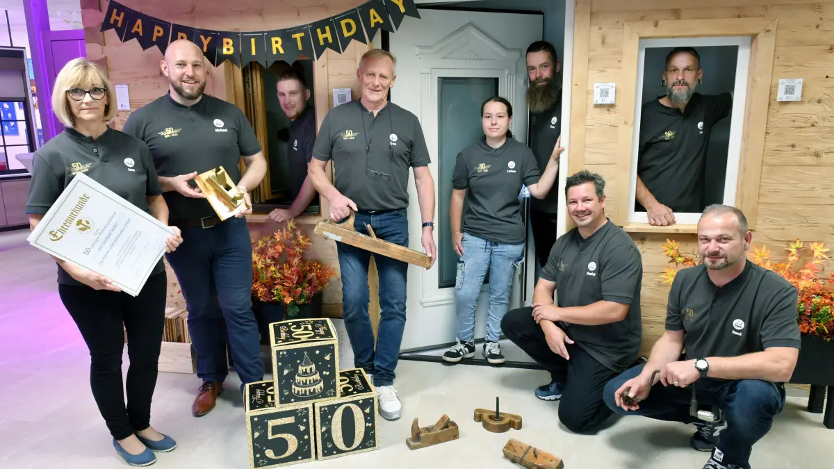 Tischlerei Müller in Prösen feiert 50-jähriges Betriebsjubiläum: Tischlerei Müller in Prösen feiert 50-jähriges Betriebsjubiläum
- Gruppenbild innen v.l. Ines Hirrich (64), Sohn Michael Hirrich (43) Phillip Pietsch, Dipl. Bauingenieur Uwe Zertner (67), Larissa Löwe (23), Sven Köberich (24), Daniel Schulze (45) Mike Hackenberger (49) und Rene`Kürbis (32)