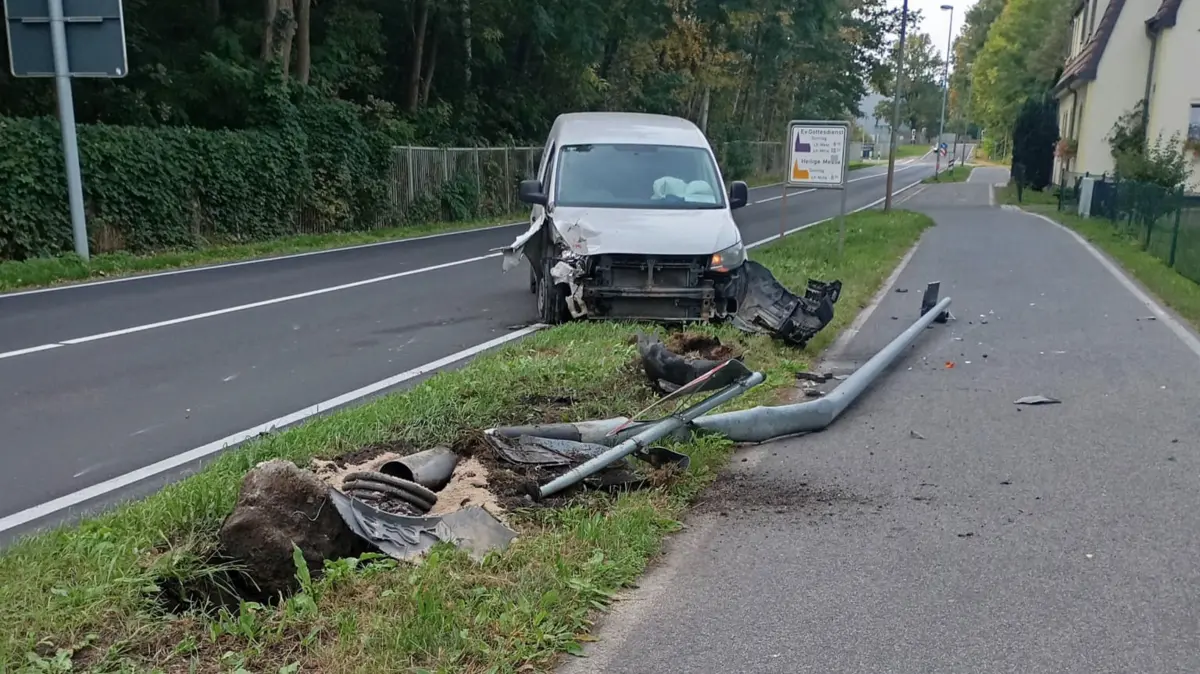 Ein stark alkoholisierter Autofahrer hat in Lauchhammer einen Unfall gebaut.
