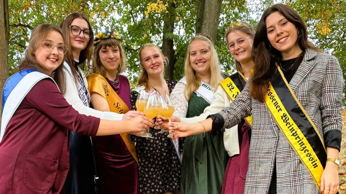 Begrüßung in Schlieben mit einem Gläschen Federweißen (v. l.): Miss Elbenixe 2025 aus Elster/Elbe Annekatrin Betke, Miss Elbenixe 2026 aus Elster/Elbe Noemi Böttcher, Schliebener Moie 2026/2027 Isabell Scholz, Heidekönigin 2025 Lara Neumann, Heidekönigin 2026 Saskia Krahlisch, Jessener Weinprinzessin 2026 Anabel Hanke und die Jessener Weinprinzessin 2025 Michelle Freidank.