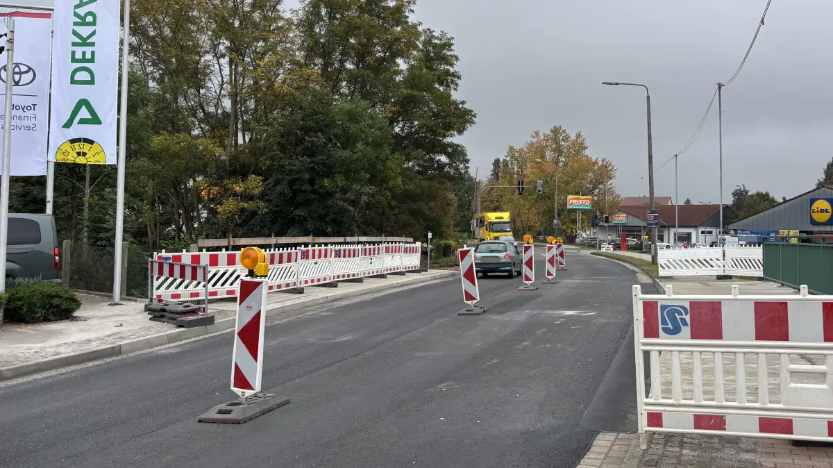 Seit Monaten ist die L55 in Ruhland ein Nadelöhr. Die Brücke über den Binnengraben am Elsterbogen wird saniert. Der Verkehr wird halbseitig an der Baustelle vorbeigeleitet.