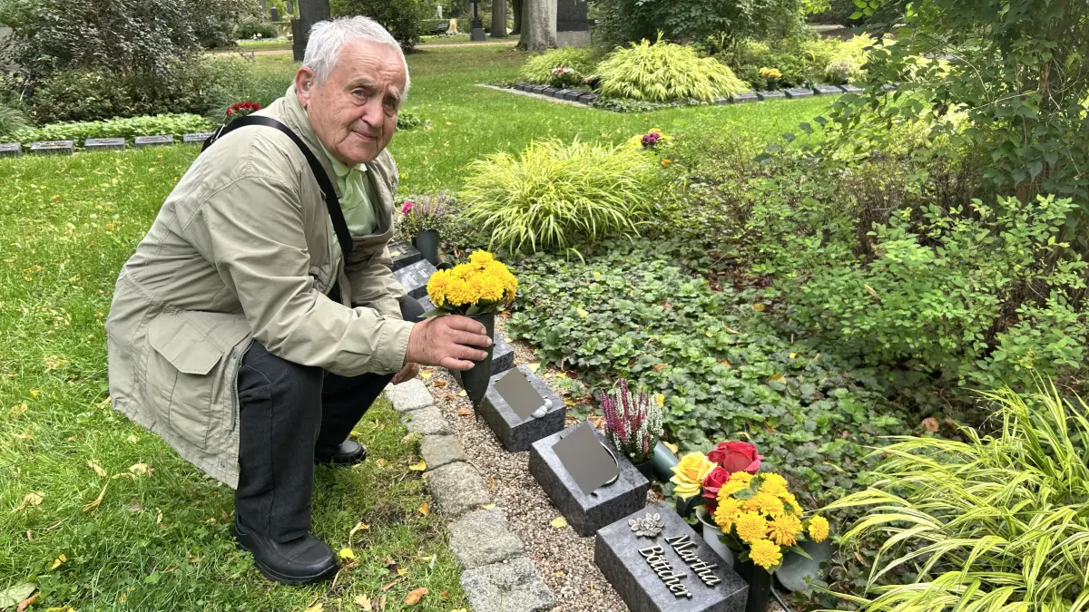 Besuch auf dem Südfriedhof in Cottbus: Hans-Dieter Böttcher kann die Regeln der Friedhofsverwaltung nicht nachvollziehen.