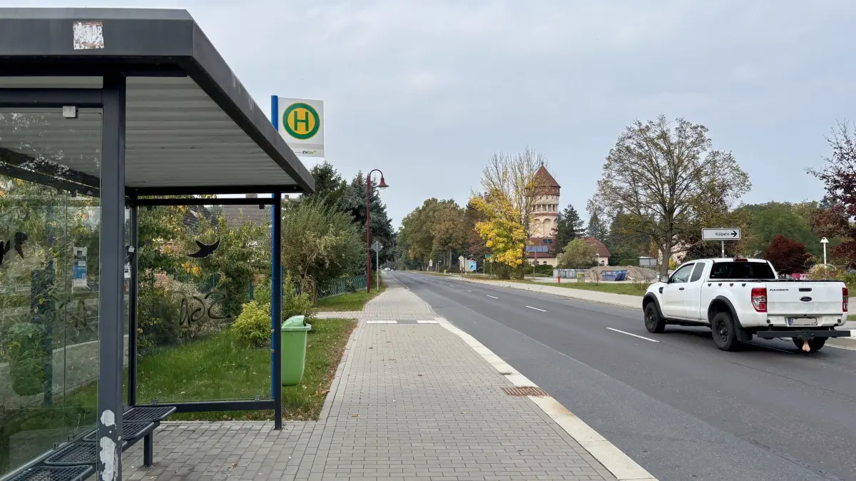Blick auf die Bushaltestelle an der Berliner Chaussee in Bad Muskau. Diese wird im Oktober nicht von allen Bussen angefahren.