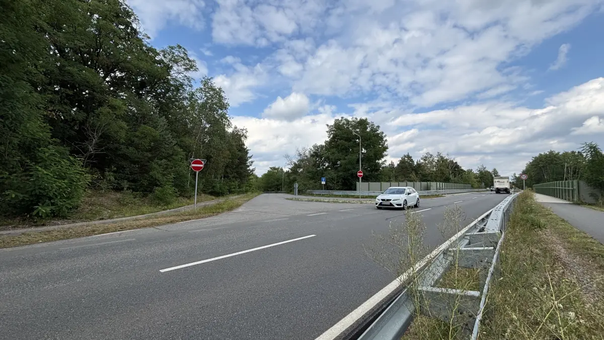 Einfahrt verboten: Die Ost-Zufahrt zum Lausitzring ist seit mehreren Jahren dicht. Vormals war die Straße beliebt als Abkürzung von Meuro in Richtung Senftenberg und umgekehrt.