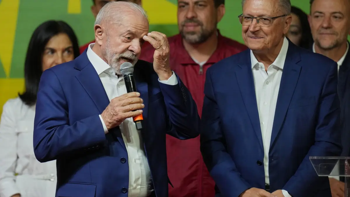 Wahlen in Brasilien: Präsident Luiz Inácio Lula da Silva, der sich um eine Wiederwahl bewirbt, spricht zu seinen Anhängern, nachdem er sich nach dem ersten Wahlgang für die Stichwahl um das Präsidentenamt qualifiziert hat. (zu dpa: «Flávio Bolsonaro leicht favorisiert in Stichwahl gegen Lula»)