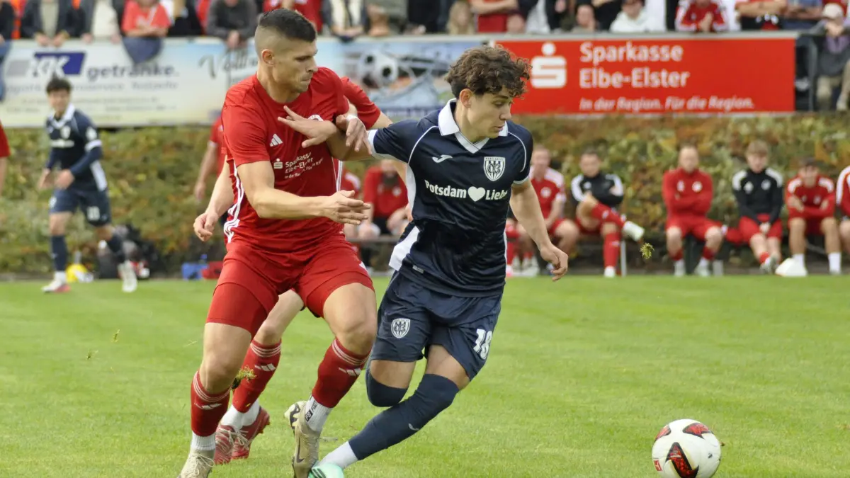 Eine Halbzeit lang stand die Null für den VfB Hohenleipisch, weil die Landesliga-Spieler, hier David Walter (links) gegen Amadeus Ebel dem Favoriten SV Babelsberg alles abverlangten.