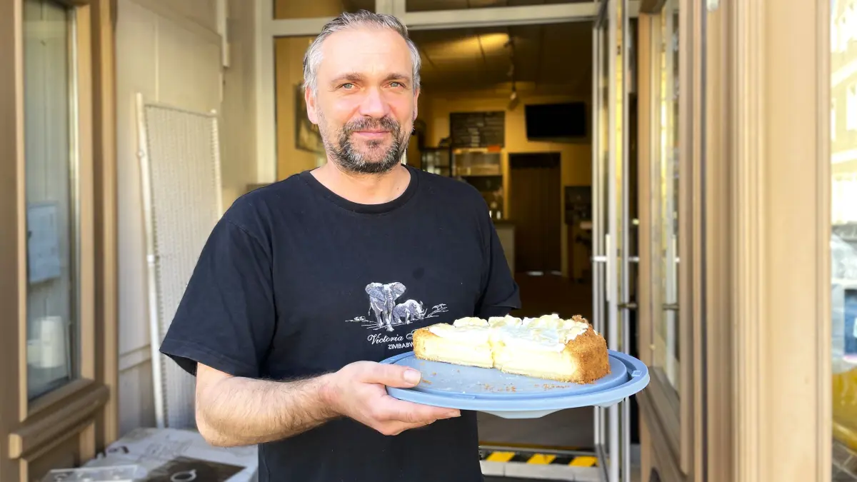 Alexander Arndt, Chef des Café Alex in Lübbenau, mit einer Quarktorte am 1.10.2026