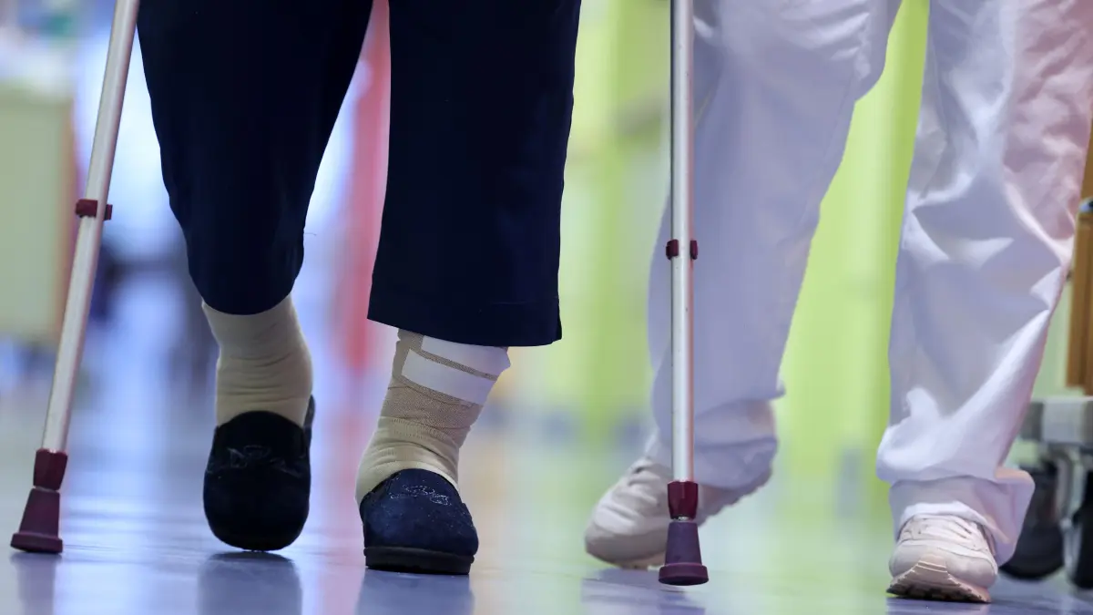 Zurück in den Alltag: In der Klinik für Geriatrie in Lauchhammer arbeiten Fachärzte, Therapeuten, Psychologen, Pflegeprofis und Sozialdienst eng zusammen, damit hochbetagte Patienten wieder Sicherheit und Selbstständigkeit zurückgewinnen.