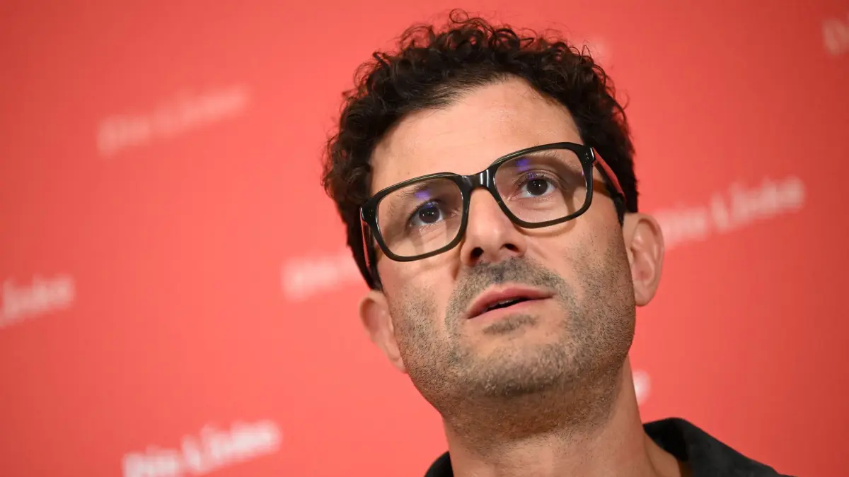 Gremiensitzungen und Statements der Bundesparteien - Die Linke: 05.10.2026, Berlin: Luigi Pantisano, Parteivorsitzender Die Linke, gibt im Karl-Liebknecht-Haus eine Pressekonferenz zu aktuellen politischen Themen. Foto: Michael Brandt/dpa +++ dpa-Bildfunk +++