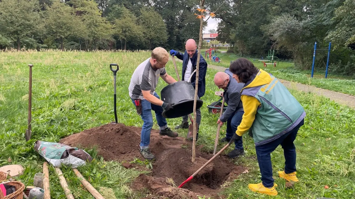 Im Kurpark unweit des Wonnemar wächst jetzt der vierte, von den Lions gepflanzte Baum – ein Blasenbaum. Tim Schenk, Martin Ehring, Ortsbürgermeister Johannes Berger und Anke Schenk haben zugepackt.