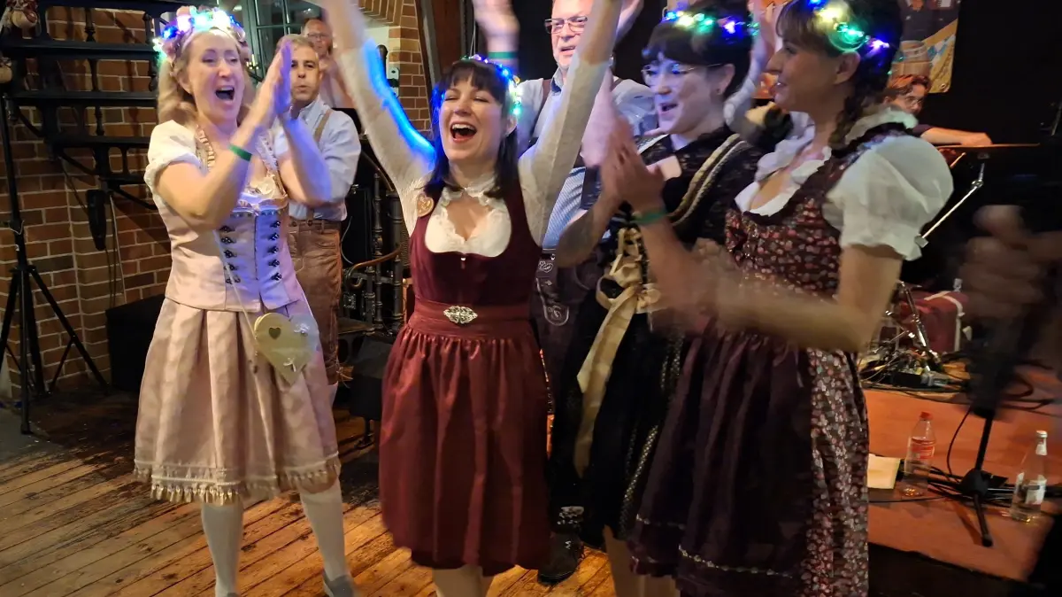 Oktoberfest im Brauhaus Finsterwalde: Riesenjubel bei Louise Müller (M.) über ihren Sieg beim Dirndl-Wettbewerb.