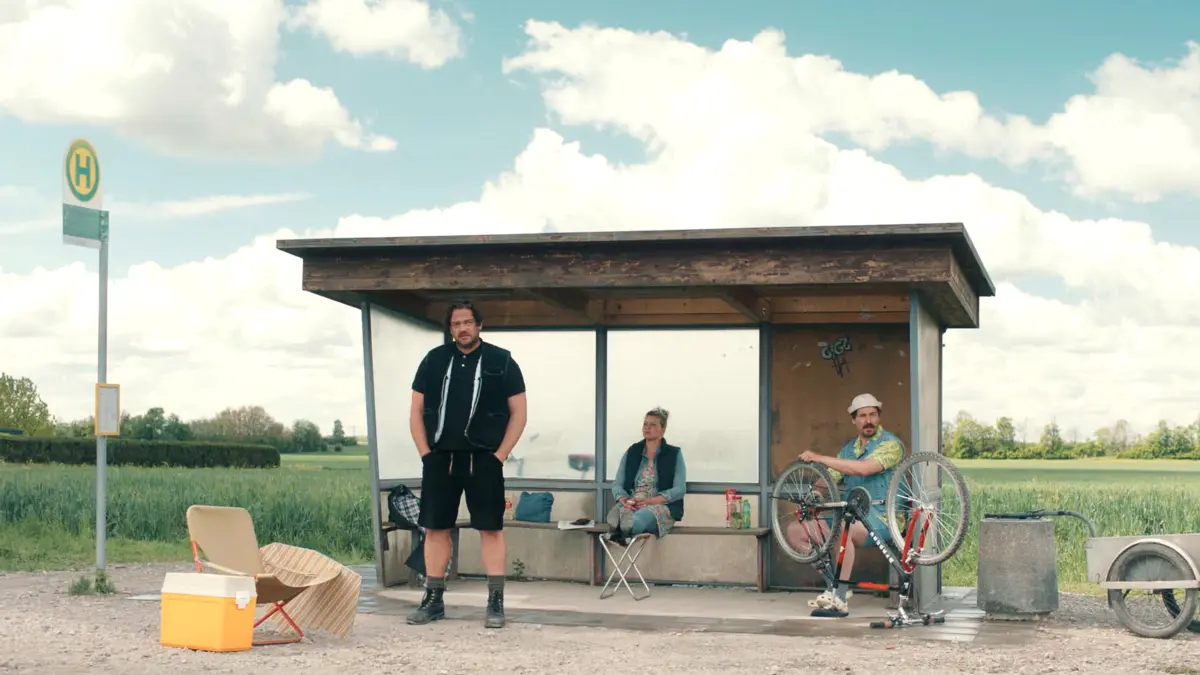 Die von Oliver Bukowski erfundene Serie "Warten auf’n Bus" handelt von den beiden arbeitslosen Hannes (Ronald Zehrfeld, li.) und Ralle (Felix Kramer, r.) sowie Busfahrerin Kathrin (Jördis Triebel)