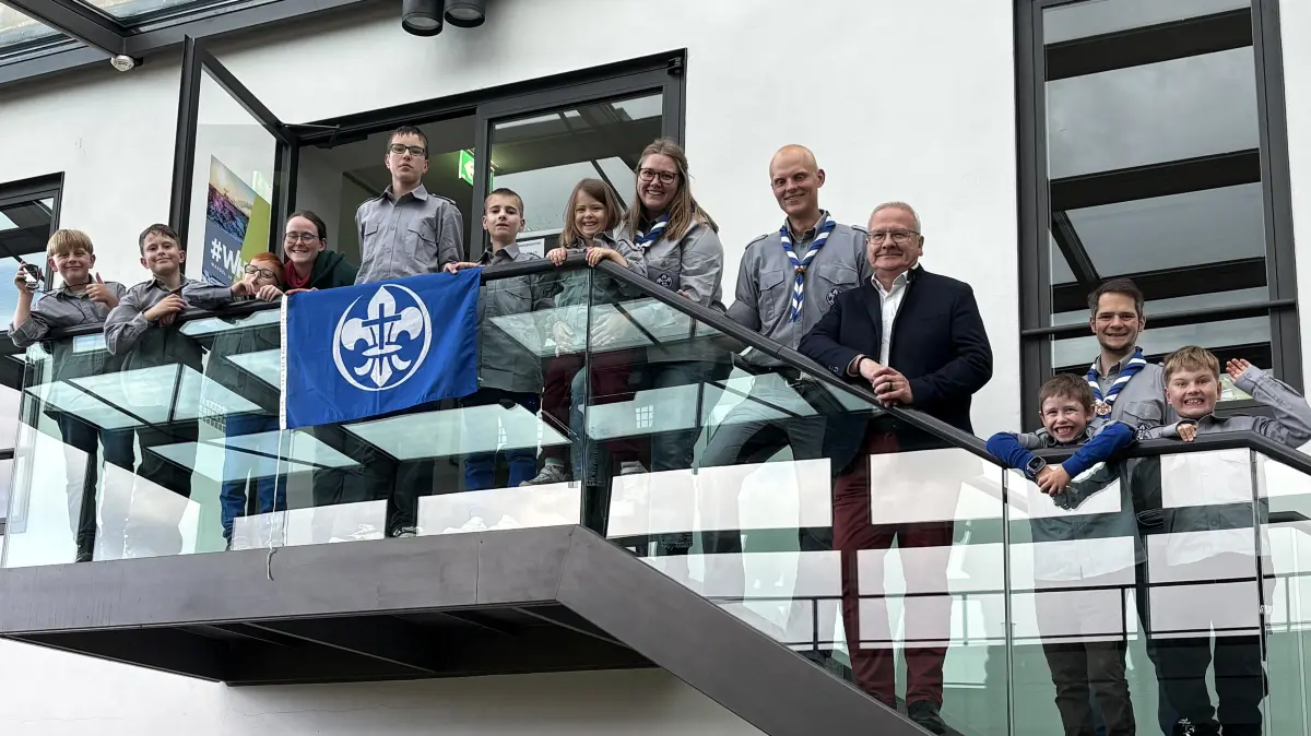 Mitglieder der neuen Pfadfindergruppe waren im Rathaus von Hoyerswerda zu Gast.