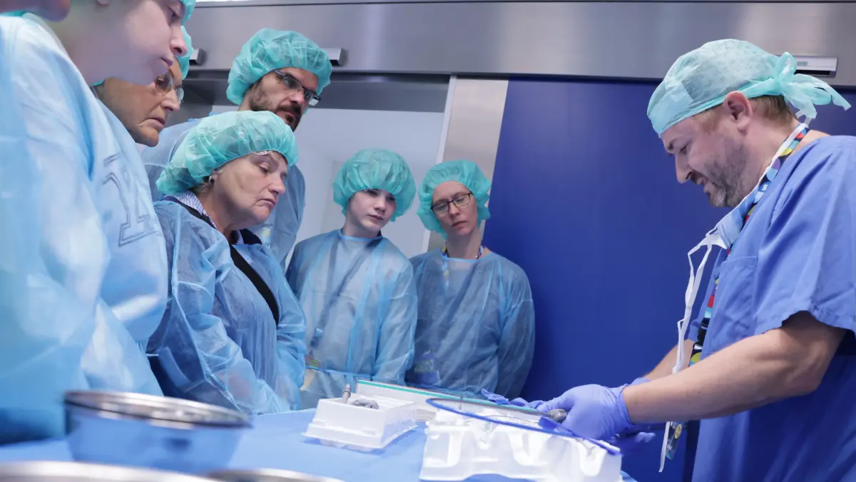 Millimeterarbeit: Kardiotechniker Karsten Drescher demonstriert mit dem Crimper, wie eine TAVI-Herzklappe auf einen Durchmesser von wenigen Millimetern komprimiert wird, bevor sie über einen Katheter zum Herzen gelangt.