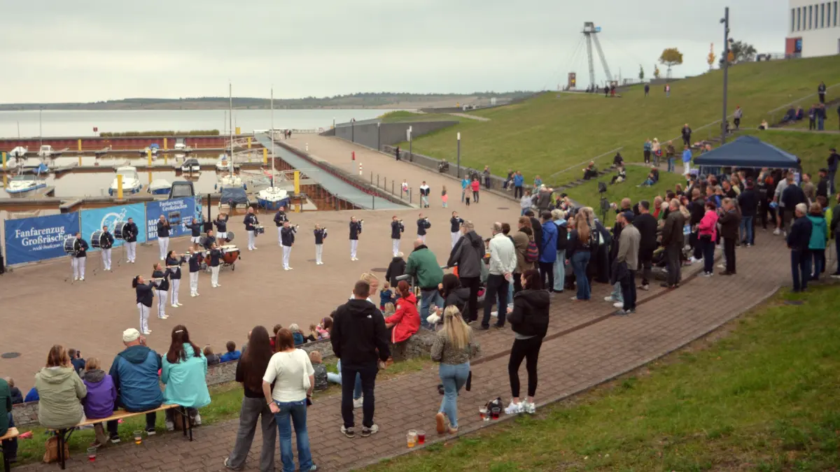 Mit ihrer traditionellen Hafenfanfare verabschiedet sich Fanfarenzug Großräschen in die Winterpause.