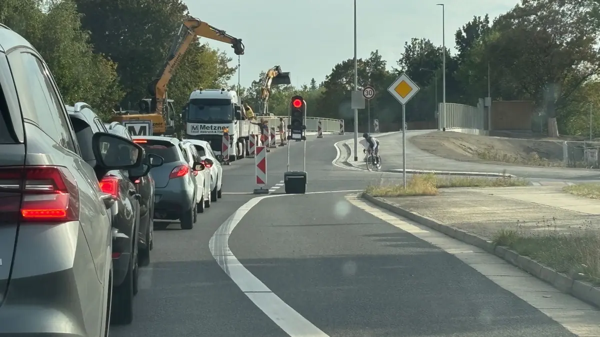 Hier könnten viele Autofahrer ins Lenkrad beißen. Die nervigen Baustellenampeln vor der Elsterbrücke der B96 in Senftenberg sorgen nahezu täglich für längere Staus.