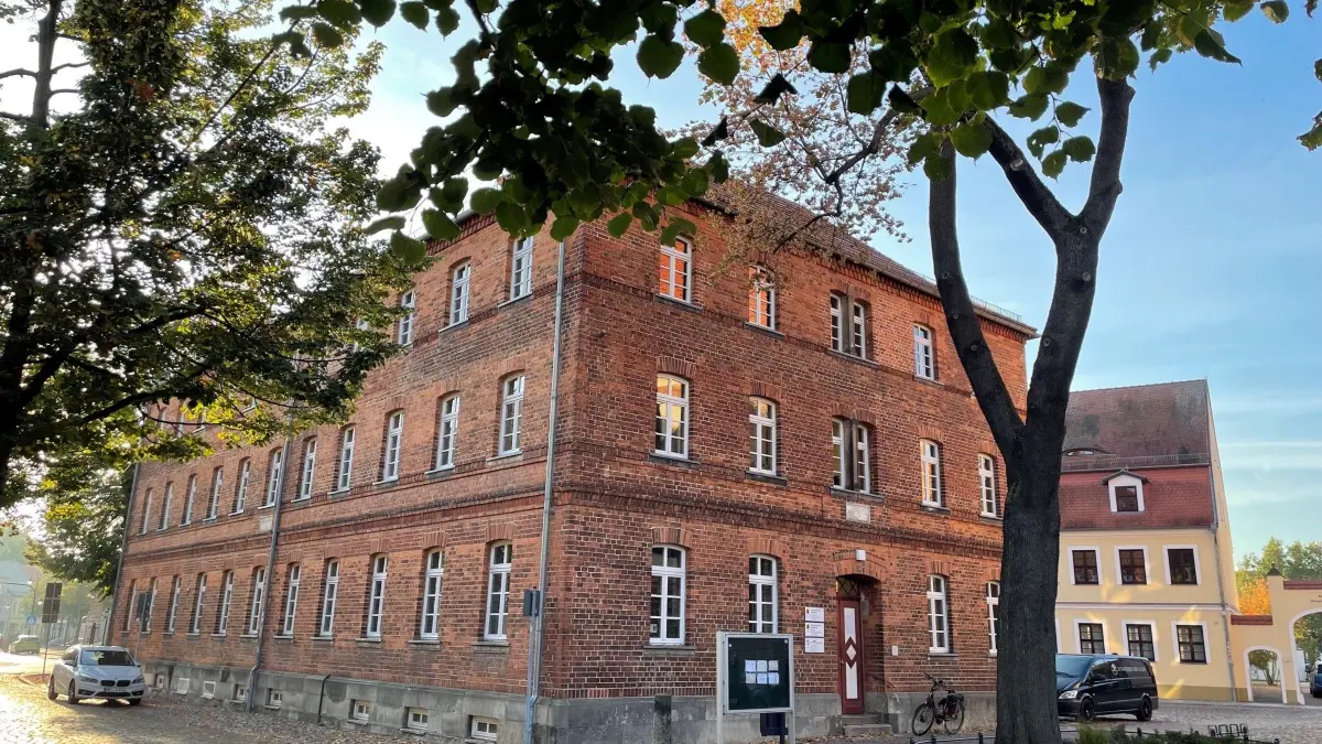 In Bad Liebenwerda befindet sich die Stadtbibliothek, die 2029 100 Jahre alt wird, in der ehemaligen Volksschule, später Musikschule und jetzt unter anderem Kämmerei der Verbandsgemeinde.