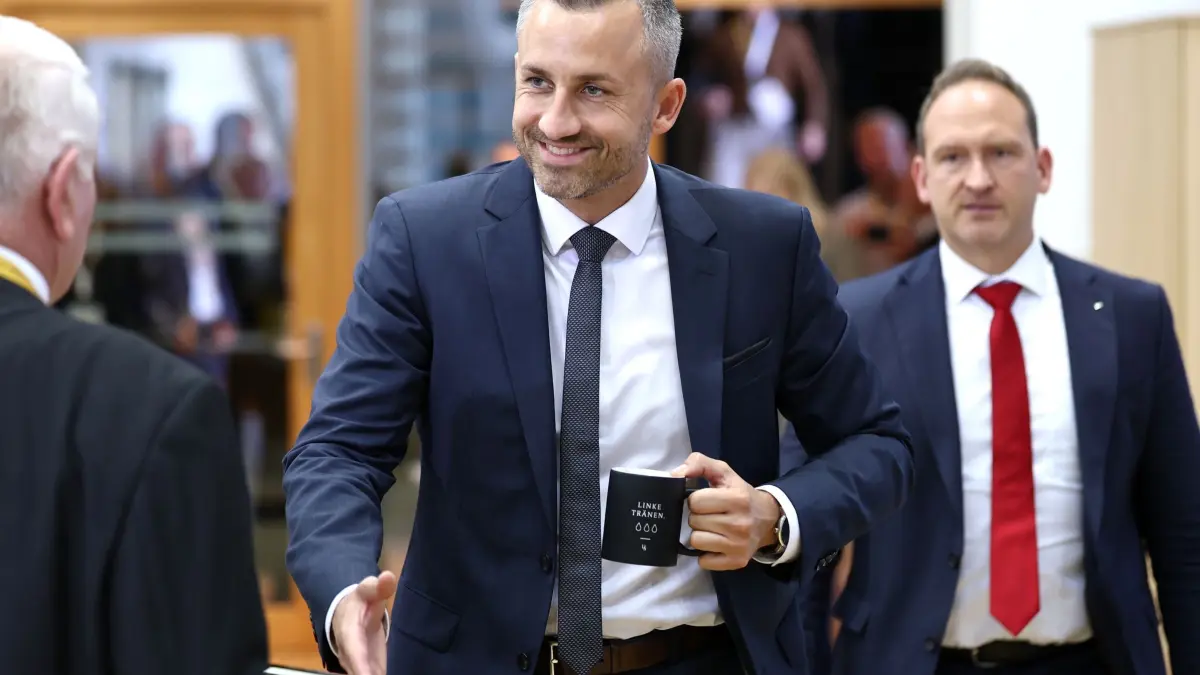 Konstituierende Landtagssitzung in Sachsen-Anhalt: Ulrich Siegmund (M, AfD), kommt zur konstituierenden Sitzung des Landtags von Sachsen-Anhalt. In der konstituierenden Sitzung des Landtags in Sachsen-Anhalt ist geplant, den neuen Landtagspräsidenten zu wählen. (zu dpa: «Siegmund kommt mit «Linke Tränen»-Tasse ins Plenum»)