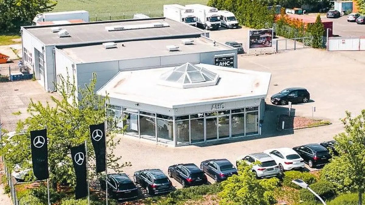 Das Autohaus Cottbus (AHC) schließt zum 31. Dezember 2026 seinen Standort in Guben. Dem Unternehmen gelingt es nicht mehr, genügend Monteure einzustellen, um die Vorgaben des Herstellers Mercedes zu erfüllen.