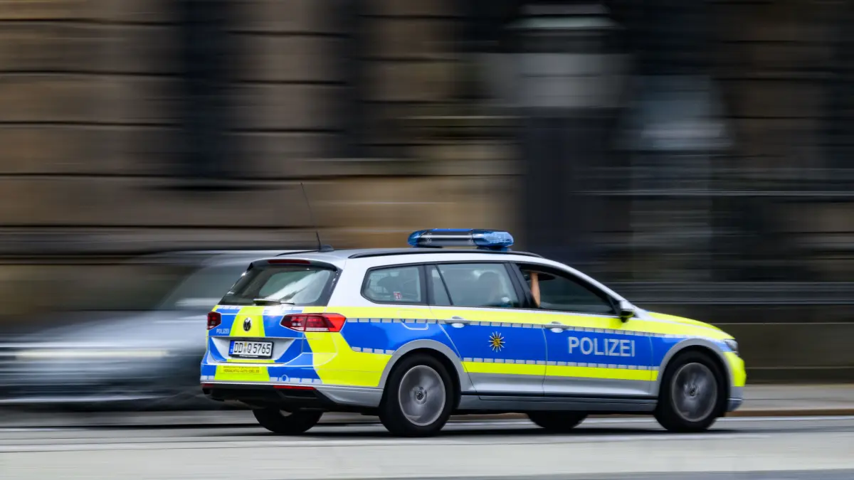 Ein Polizeiauto auf dem Weg zu einem Einsatz. In Hoyerswerda musste die Polizei einer betrunkenen Frau zu Hilfe kommen. (Symbolbild)