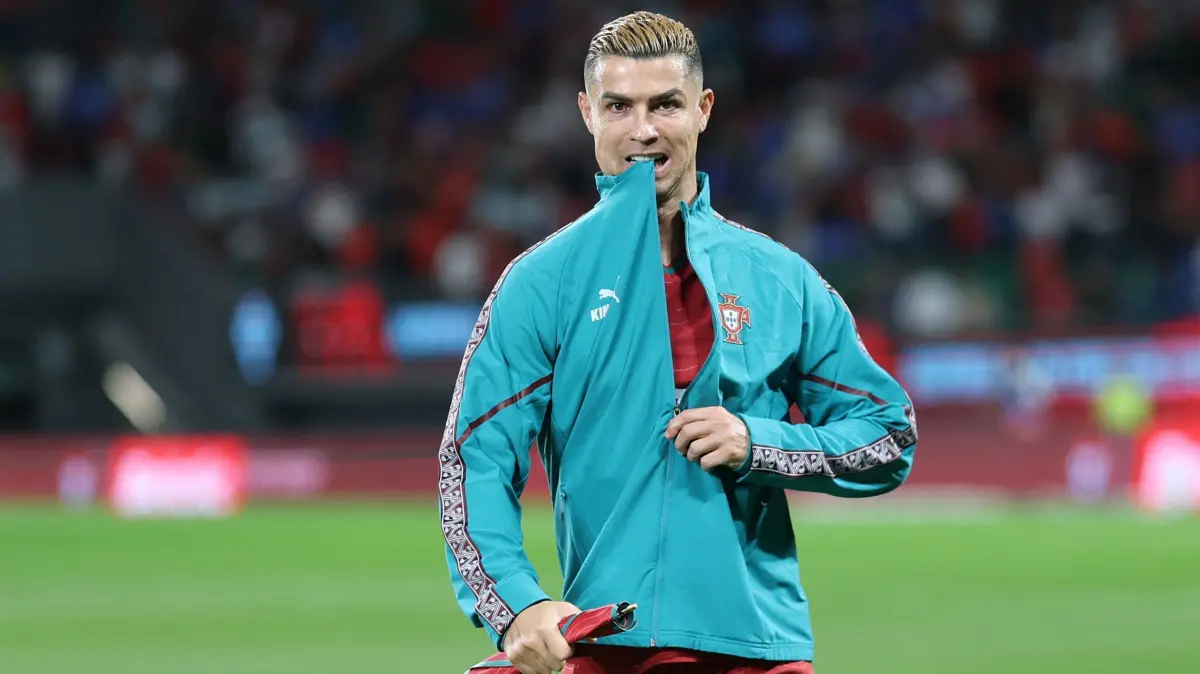 FILES-FBL-POR-RONALDO: (FILES) Portugal's forward #07 Cristiano Ronaldo gestures ahead of the UEFA Nations League league phase group A4 football match between Portugal and Wales at Jose Alvalade stadium in Lisbon on September 24, 2026. Cristiano Ronaldo opens door for Portugal return, apologises for walk-out, AFP reports on October 6, 2026. (Photo by Patricia de Melo Moreira / AFP)
