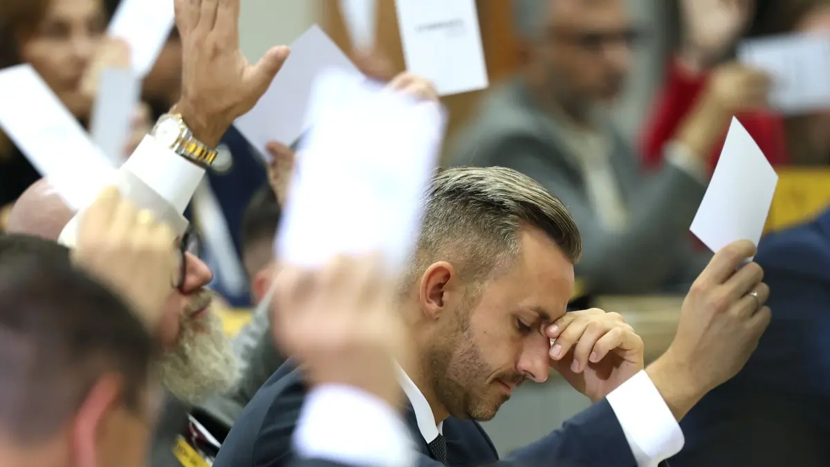 Konstituierende Landtagssitzung in Sachsen-Anhalt: Ulrich Siegmund (r, AfD) hält seine Stimmkarte in die Höhe während der konstituierenden Sitzung des Landtags von Sachsen-Anhalt. In der konstituierenden Sitzung des Landtags in Sachsen-Anhalt ist geplant, den neuen Landtagspräsidenten zu wählen. (zu dpa: «Vier Stimmen Plus - AfD stellt erstmals Landtagspräsidenten»)