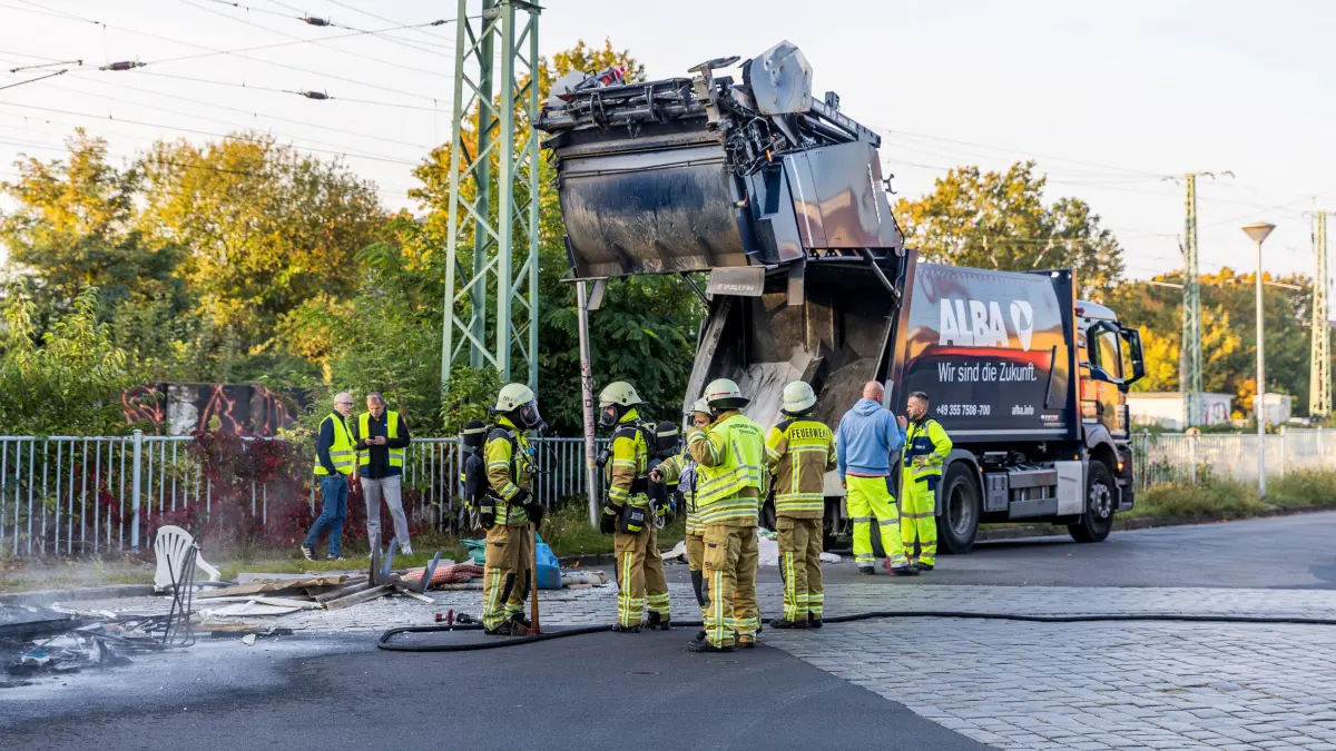 In der Cottbuser Parzellenstraße ist ein Müllfahrzeug in Brand geraten. Die Besatzung musste die brennende Ladung auf die Straße kippen.
