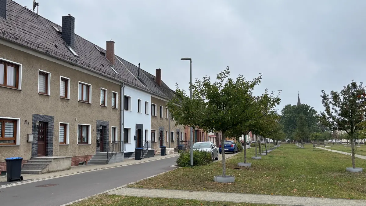 Impression vom Dorfanger Großkoschen. In den seit etlichen Jahren anhaltenden Streit um die Straßenausbaugebühren kommt jetzt Bewegung.