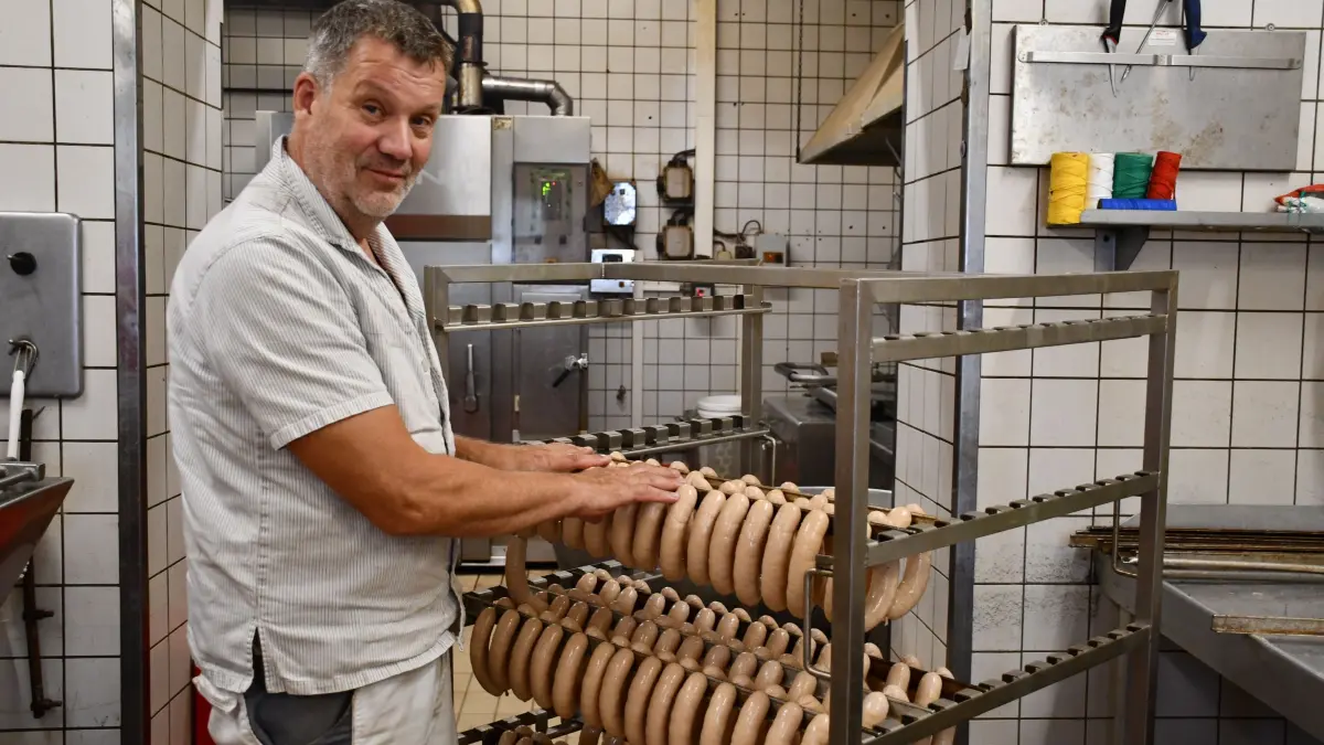 Fleischermeister Joachim Kantor (63) und seine Mitarbeiter haben in Spremberg eine Wurst am Start, die legendär ist.