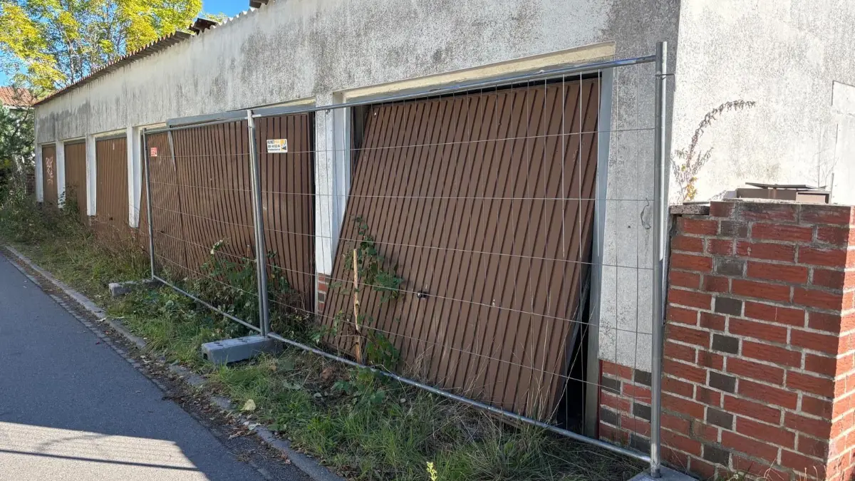 Tor und Dach kaputt – so sehen die Garagen auf dem Areal des ehemaligen ABJK-Gebäudes in Doberlug-Kirchhain aus. Jetzt will die Verwaltung dem Eigentümer auf die Füße treten.