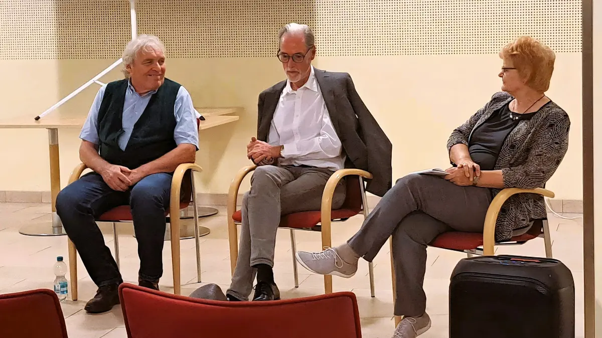 Mit 19 wollte Dietmar Müller (links) nur eins: raus aus der DDR. Was folgte, waren Verhaftung, Verhöre und Gefängnis. Hier ist er im Gespräch mit Dr. Peter Keup und Dr. Maria Nooke, Beauftragte des Landes Brandenburg zur Aufarbeitung der Folgen der kommunistischen Diktatur, in Guben zu sehen. Dazu wurde der Film „Spione unter uns“ in Zusammenarbeit mit dem Verein „Gemeinsam für Guben“ gezeigt.