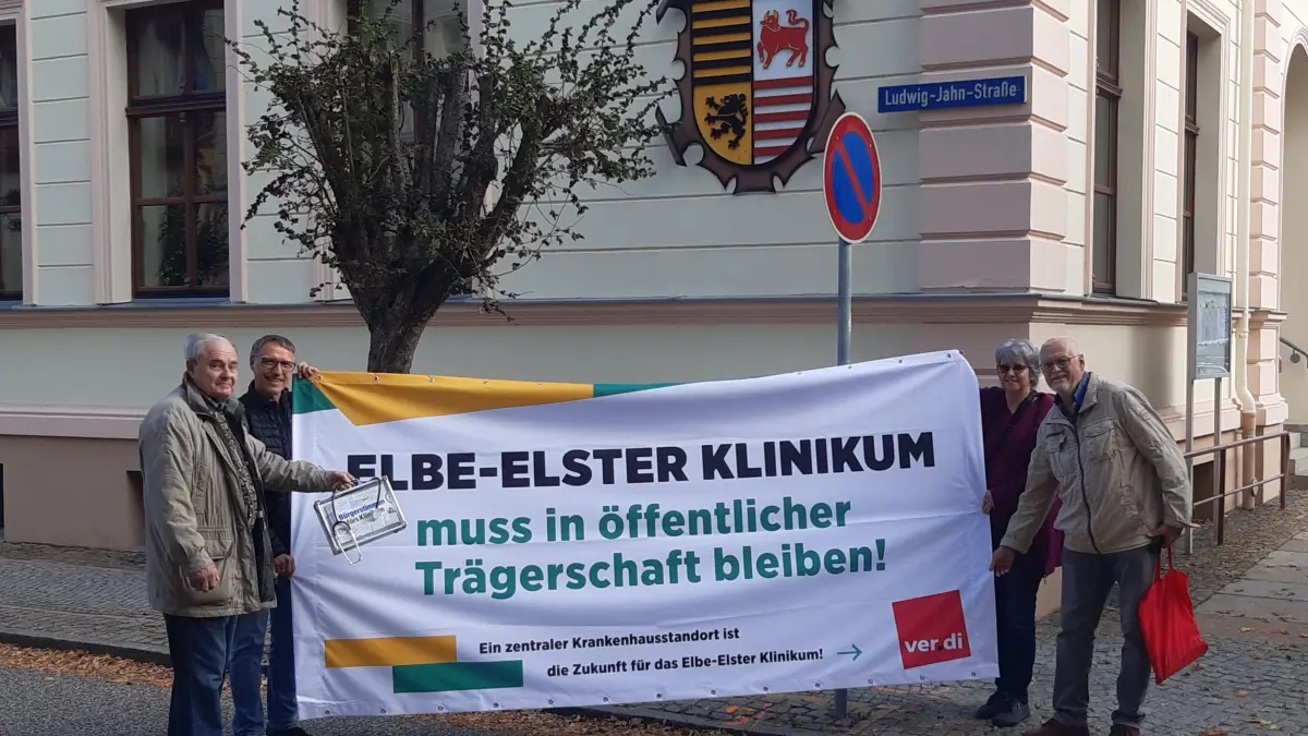 Dr. Peter Urwank (von links), Ralf Franke (dahinter), Petra Edlich und Gerd König übergeben im Herzberger Landratsamt Bürgerstimmen aus einer Umfrage zur Zukunft des Elbe-Elster-Klinikums.