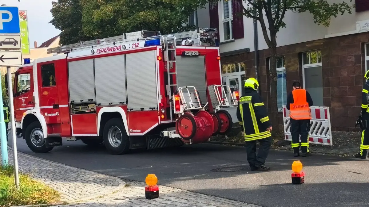 Die Feuerwehr wurde zum Einsatz in die Pfortenstraße in Spremberg gerufen. Bei Glasfaserarbeiten war es zu einem Zwischenfall gekommen.