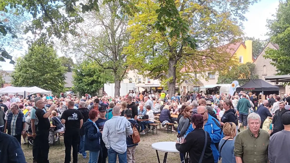 Die Premiere des Streetfood-Festivals lockte mehr als 1000 Gäste nach Brandis bei Schönewalde/Elster. Die Auswertung zeigt: Das Konzept ging auf, die Planungen für 2027 laufen bereits.