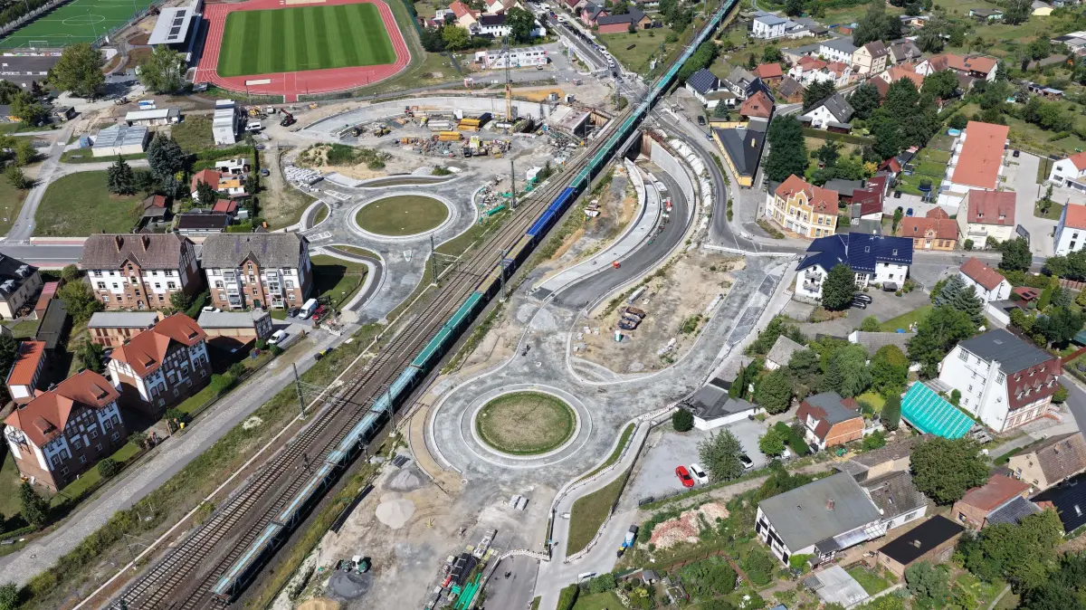 Luftaufnahme vom 25. Juli 2026
Blick auf die Stadt Lübbenau
Blick auf die Großbaustelle Deutsche Bahn, Stadtmitte, Südkopf, zwei Kreisverkehre, Strassenunterführung.