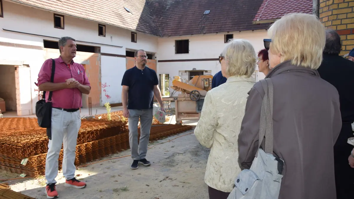 Eugene Bruins (l.) und Arthur Kusber zeigen den Zoofreunden in Hoyerswerda den entstehenden Wirtschaftshof.